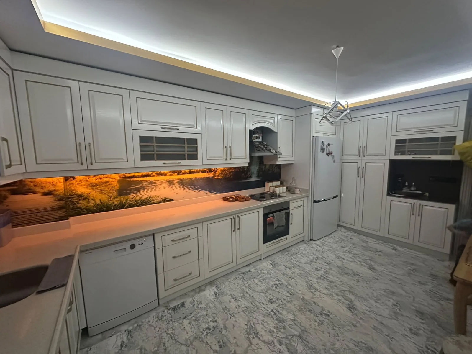 Klasik beyaz country tarzı mutfak dolabı