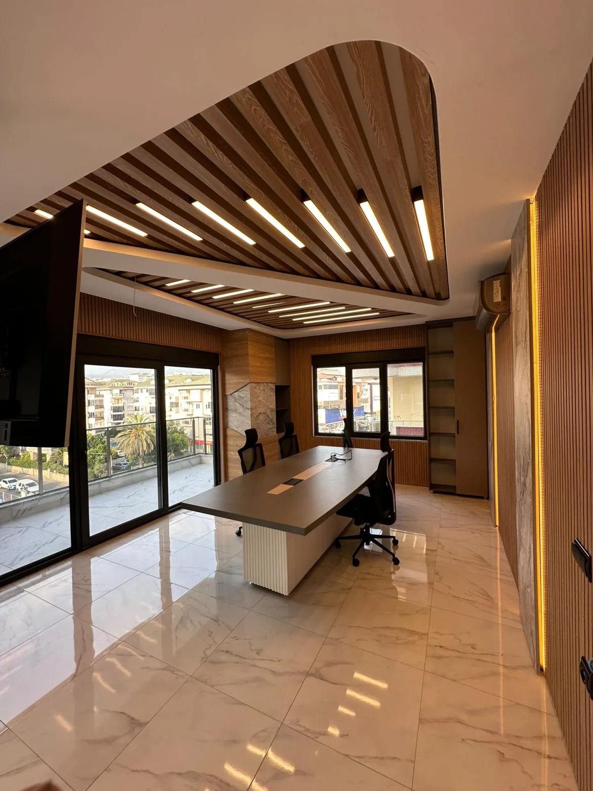 Corporate meeting room with a curved oak slat ceiling