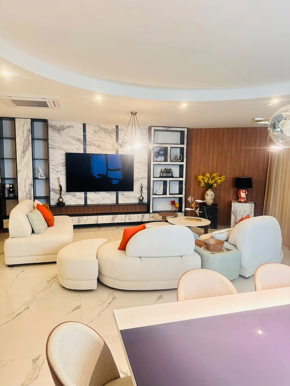 Mermer TV duvarı ve oturma grubuyla panoramik salon uygulaması