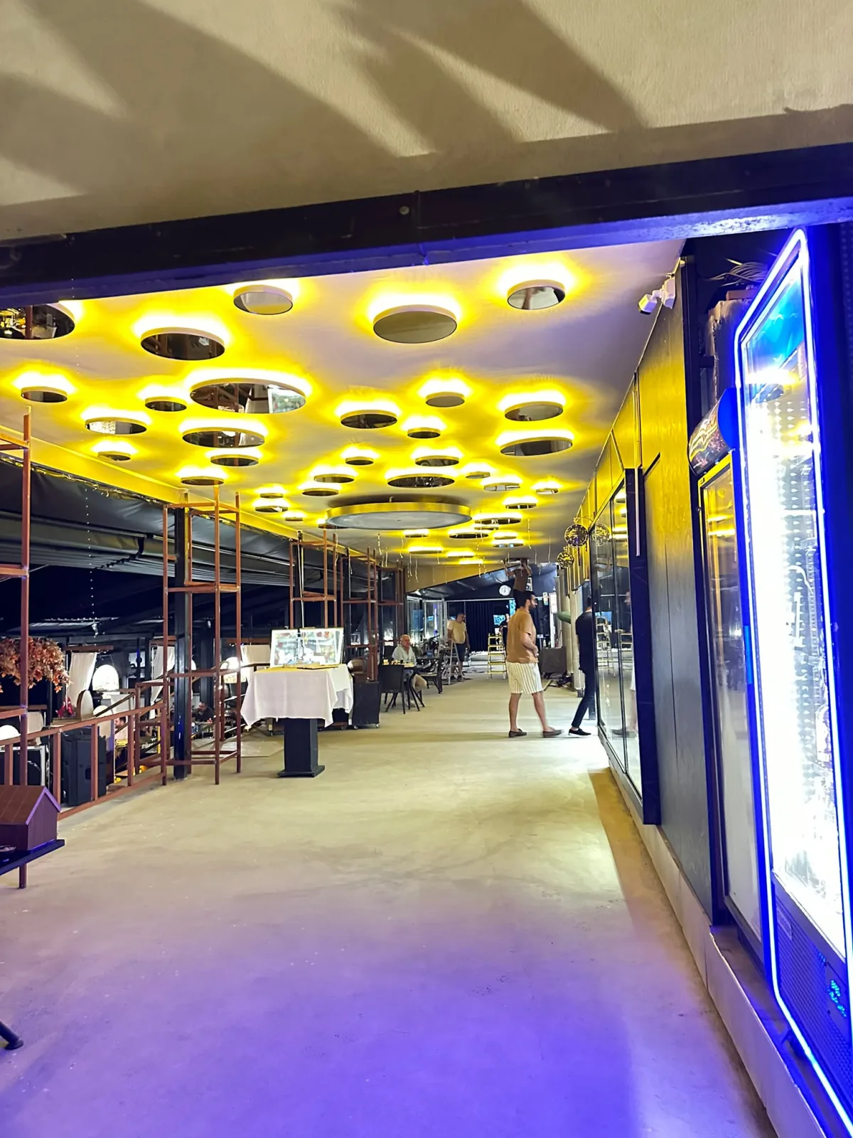 Dairesel LED nişli dekoratif restoran tavanı