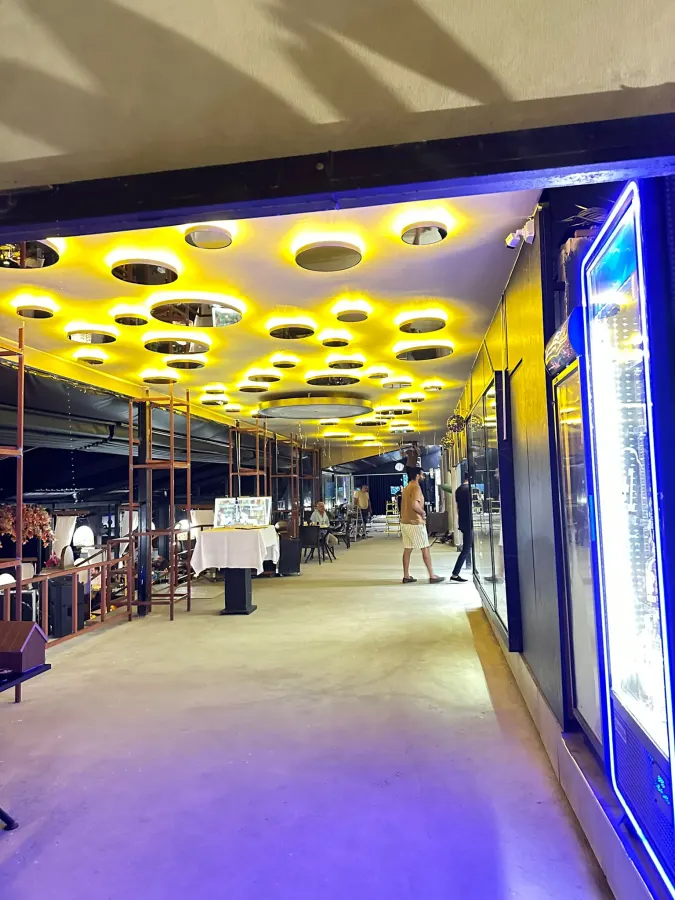 Dairesel LED nişli dekoratif restoran tavanı